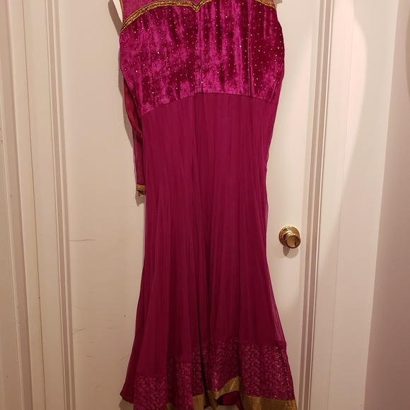 Gown - Picture 5 of 5